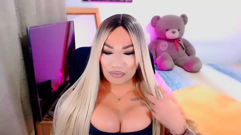 Snapshot of valentinaxqueen chatting on December 15, 12:29 am online show from December 15, 12:29 am