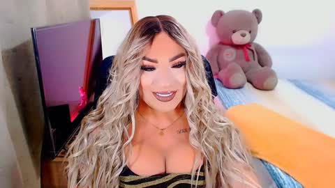 Snapshot of valentinaxqueen chatting on December 15, 10:26 pm online show from December 15, 10:26 pm