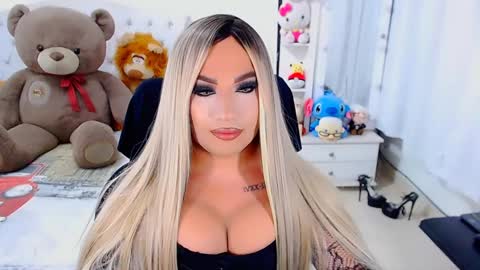 Snapshot of valentinaxqueen chatting on January 16, 1:27 am online show from January 16, 1:27 am