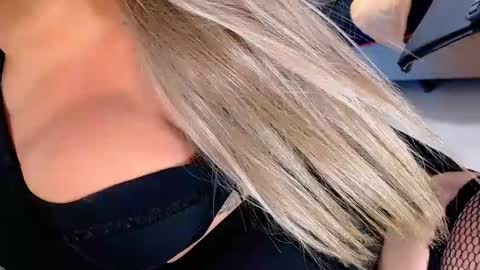 Snapshot of valentinaxqueen chatting on March 1, 5:42 am online show from March 1, 5:42 am