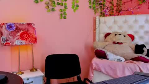 Snapshot of valentinee_xo chatting on June 19, 5:45 am valentinee_xo online show from June 19, 5:45 am