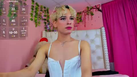 Snapshot of valentinee_xo chatting on June 27, 5:45 am valentinee_xo online show from June 27, 5:45 am