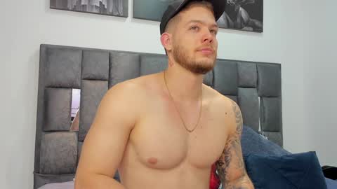 Snapshot of valentino_ferrari28 chatting on December 2, 11:29 pm Valentino Ferrari online show from December 2, 11:29 pm