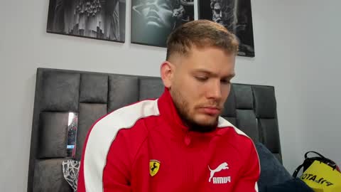 Snapshot of valentino_ferrari28 chatting on December 22, 2:17 am Valentino Ferrari online show from December 22, 2:17 am