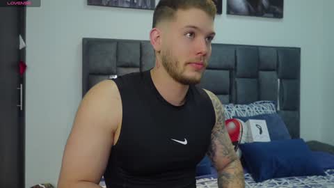 Snapshot of valentino_ferrari28 chatting on January 25, 1:10 am Valentino Ferrari online show from January 25, 1:10 am