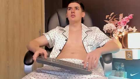 Snapshot of valentinocerati chatting on February 14, 3:14 am ValentinoCerati online show from February 14, 3:14 am