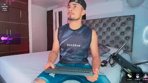 Snapshot of valentinos_ chatting on May 15, 9:11 pm Valentinos online show from May 15, 9:11 pm