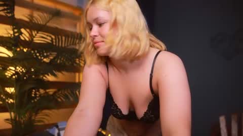 valeri______ online show from June 20, 7:05 pm