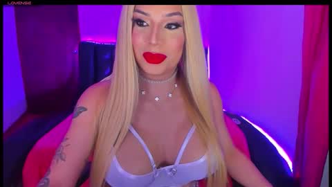 Snapshot of valeri_hilton chatting on December 19, 2:40 am valeri_hilton online show from December 19, 2:40 am