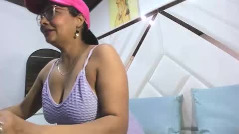 valeria_gil_ online show from April 29, 1:37 pm