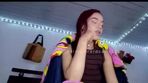 Snapshot of valeria_rios22 chatting on April 6, 7:20 am valeria_rios22 online show from April 6, 7:20 am