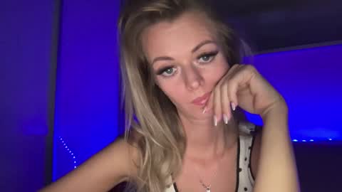 Valerie  online show from March 3, 9:15 pm