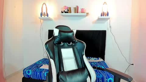 Snapshot of valeriie_pretty chatting on February 19, 2:55 am Vale online show from February 19, 2:55 am