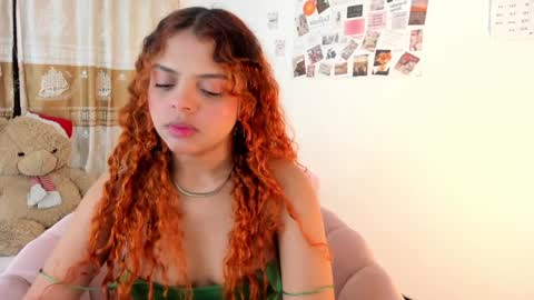Snapshot of valientegirl_ chatting on January 12, 2:35 am VALIENTE online show from January 12, 2:35 am