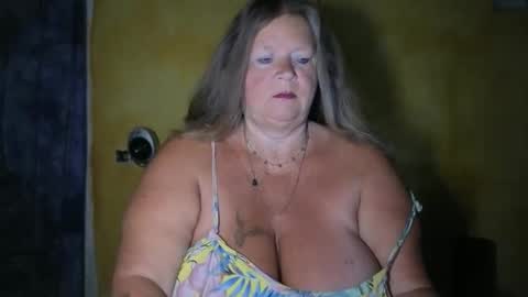 vampwoman online show from May 18, 5:35 am