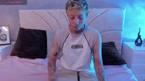 vane_grey online show from June 8, 7:47 pm