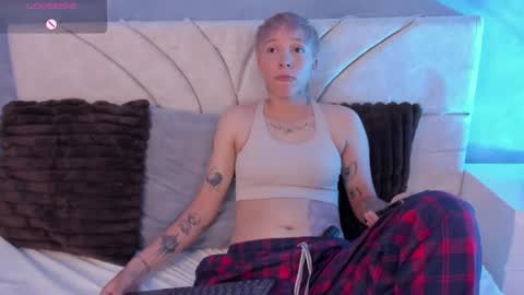 vane_grey online show from June 25, 7:40 pm