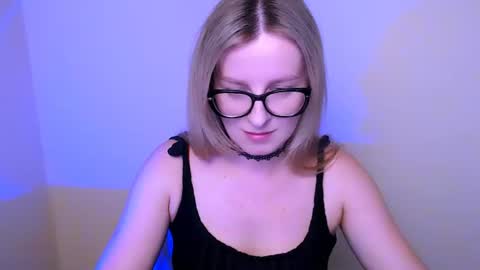 Snapshot of vanillaex_ chatting on July 4, 7:36 am Mia online show from July 4, 7:36 am