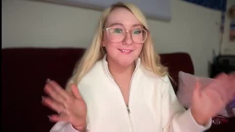 Snapshot of vanillapuddingpie chatting on March 10, 12:40 am vanillapuddingpie online show from March 10, 12:40 am