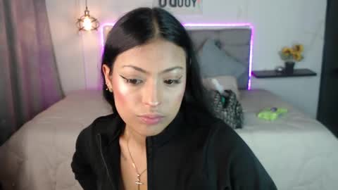 Snapshot of vannesweet_ chatting on December 7, 8:27 pm vane online show from December 7, 8:27 pm