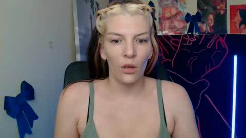 Snapshot of vanrey_ chatting on April 5, 2:36 pm Vanessa online show from April 5, 2:36 pm
