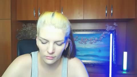 Snapshot of vanrey_ chatting on April 8, 7:08 am Vanessa online show from April 8, 7:08 am