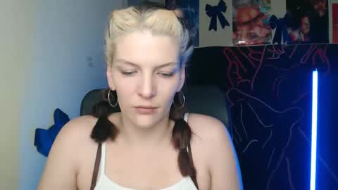 Snapshot of vanrey_ chatting on April 10, 3:06 pm Vanessa online show from April 10, 3:06 pm