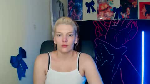 Snapshot of vanrey_ chatting on April 11, 6:45 pm Vanessa online show from April 11, 6:45 pm