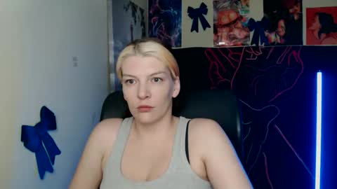 Snapshot of vanrey_ chatting on April 14, 4:46 pm Vanessa online show from April 14, 4:46 pm
