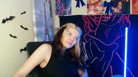 Snapshot of vanrey_ chatting on April 17, 3:04 pm Vanessa online show from April 17, 3:04 pm