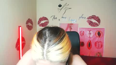 Snapshot of vanrey_ chatting on April 19, 6:10 pm Vanessa online show from April 19, 6:10 pm