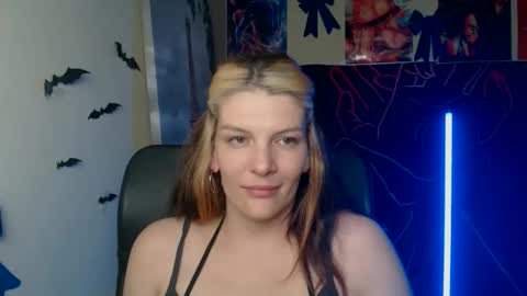 Snapshot of vanrey_ chatting on April 28, 2:49 am Vanessa online show from April 28, 2:49 am