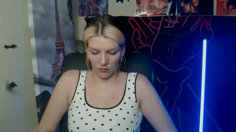 Snapshot of vanrey_ chatting on May 4, 4:14 pm Vanessa online show from May 4, 4:14 pm