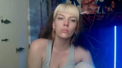 Snapshot of vanrey_ chatting on May 10, 4:12 pm Vanessa online show from May 10, 4:12 pm