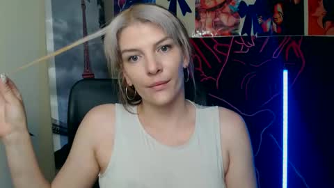 Snapshot of vanrey_ chatting on May 18, 3:07 pm Vanessa online show from May 18, 3:07 pm