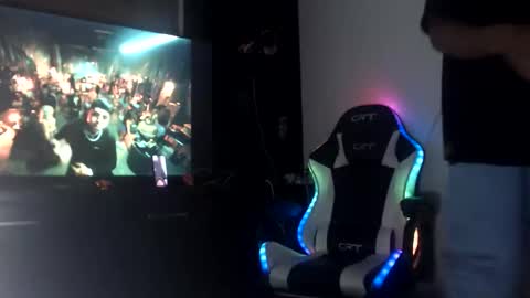 Snapshot of varonelite chatting on February 8, 10:24 pm Andres online show from February 8, 10:24 pm