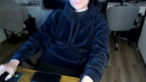 Snapshot of vaslo08 chatting on April 22, 5:25 pm Vaslo online show from April 22, 5:25 pm
