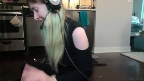 Snapshot of vawnievoulphie chatting on September 22, 9:17 pm Vawnie Voulphie online show from September 22, 9:17 pm