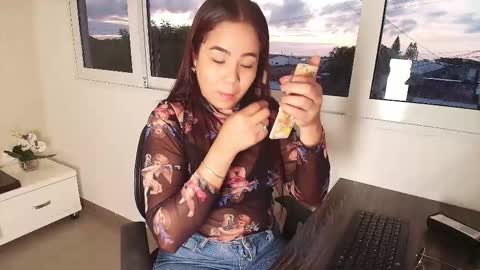 Snapshot of vctoria_collins_ chatting on October 18, 11:00 am Victoria online show from October 18, 11:00 am