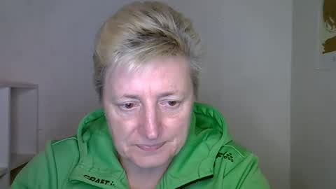 Snapshot of vea_motty chatting on November 19, 1:55 pm vea_motty online show from November 19, 1:55 pm