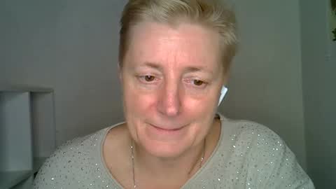 Snapshot of vea_motty chatting on December 18, 8:26 pm vea_motty online show from December 18, 8:26 pm