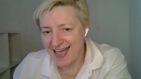 Snapshot of vea_motty chatting on February 6, 11:24 am vea_motty online show from February 6, 11:24 am