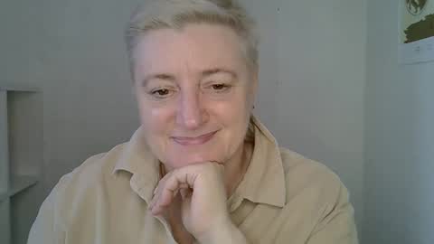 Snapshot of vea_motty chatting on February 17, 11:40 am vea_motty online show from February 17, 11:40 am