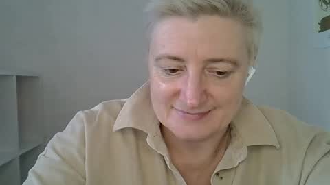 Snapshot of vea_motty chatting on February 19, 10:00 am vea_motty online show from February 19, 10:00 am