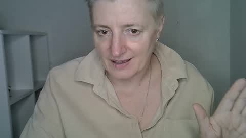 Snapshot of vea_motty chatting on February 19, 10:06 pm vea_motty online show from February 19, 10:06 pm