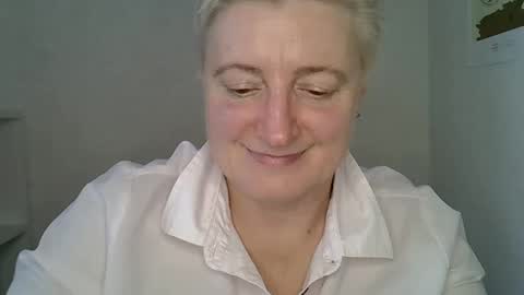 Snapshot of vea_motty chatting on February 20, 1:44 pm vea_motty online show from February 20, 1:44 pm