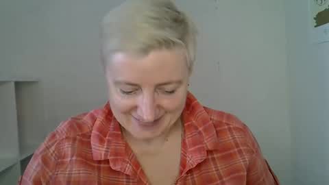 Snapshot of vea_motty chatting on March 3, 12:00 pm vea_motty online show from March 3, 12:00 pm