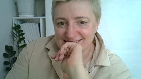 Snapshot of vea_motty chatting on March 19, 8:51 am vea_motty online show from March 19, 8:51 am