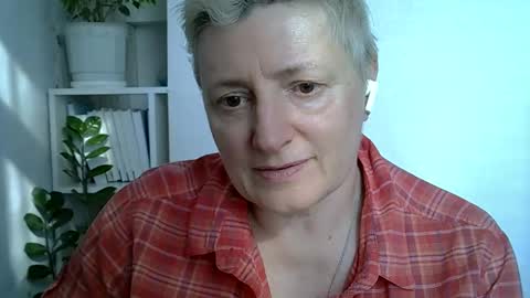 Snapshot of vea_motty chatting on March 24, 8:30 am vea_motty online show from March 24, 8:30 am