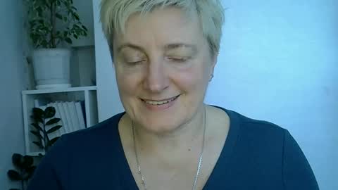 Snapshot of vea_motty chatting on April 1, 2:25 pm vea_motty online show from April 1, 2:25 pm